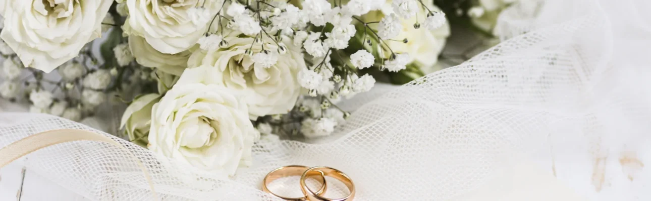 bagues de fiancailles grand angle a cote des fleurs