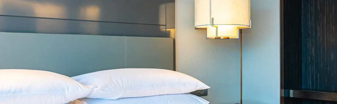 beau coussin blanc confortable de luxe et interieur de decoration de couverture de chambre (1)