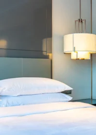 beau coussin blanc confortable de luxe et interieur de decoration de couverture de chambre (1)