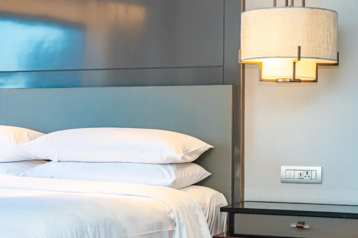 beau coussin blanc confortable de luxe et interieur de decoration de couverture de chambre