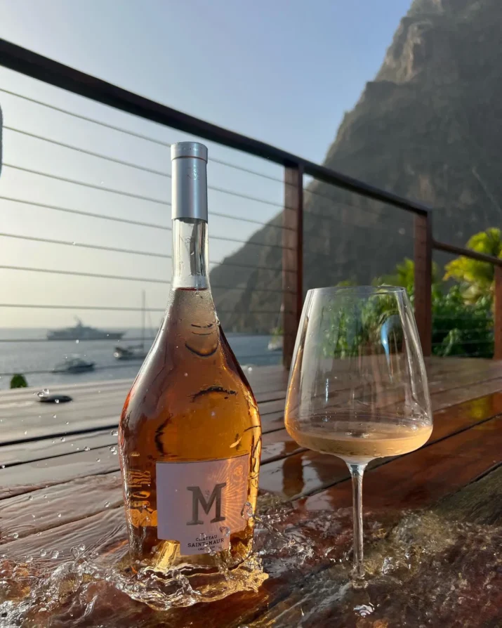 bouteille de vin faye gastronomie caraïbes