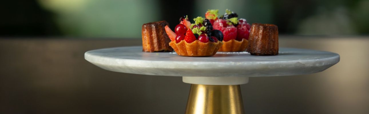 petits fours tartelette de fruits rouges et cannelÉs au rhum chairman's ambrÉ (fr) : petits fours red berry tart, chairman's aged rum canelÉs (en) 1