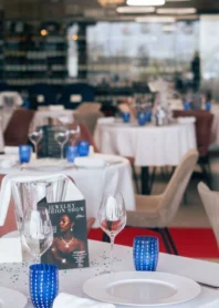 tables dressées pour événement