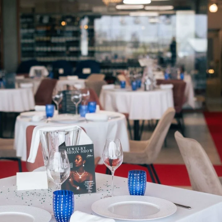 tables dressées pour événement